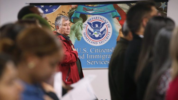 La Oficina de Ciudadanía y Servicios de Inmigración (USCIS) tiene más de 9 millones de solicitudes de beneficios en espera de ser resueltas. Crédito: John Moore/Getty Images